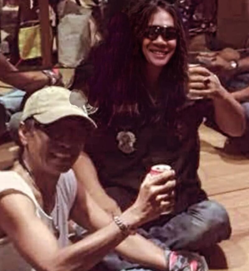 Penulis bersama Toto Tewel di salah satu studio musik kawasan Jakarta Selatan (Foto Istimewa/Dok Pribadi/Bomindonesia)