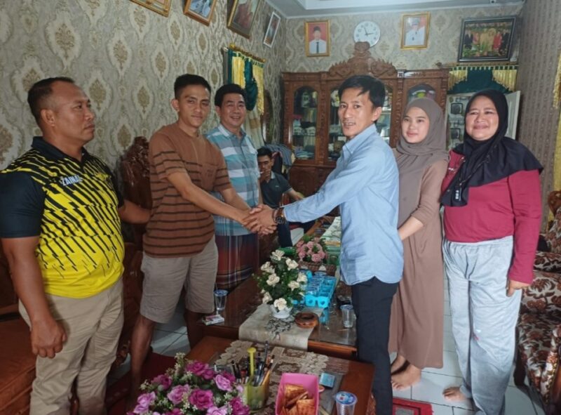 Oknum petugas medis dan pasien gigit anjing berjabat tangan menandai kata damai diantara keduanya ( Foto Istimewa/Bomindonesia) 
