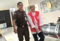 Terdakwa IR (pakai rompi) saat digiring ke ruang persidangan untuk mengikuti sidang (Foto Istimewa/Bomindonesia)
