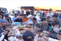 Gubernur Muhidin Makan Bareng Warga Terdampak Banjir (foto:istimewa/bomindonesia)