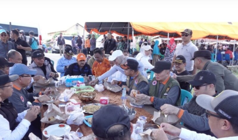Gubernur Muhidin Makan Bareng Warga Terdampak Banjir (foto:istimewa/bomindonesia)