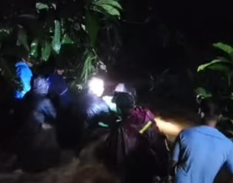 Proses Evakuasi (Foto Screenshot Instagram/Bomindonesia)