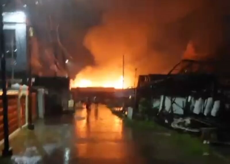 Api saat mengamuk di Komplek DPR RT 26 Kecamatan Banjarmasin Barat,Kota Banjarmasin (Foto Istimewa/Bomindonesia)