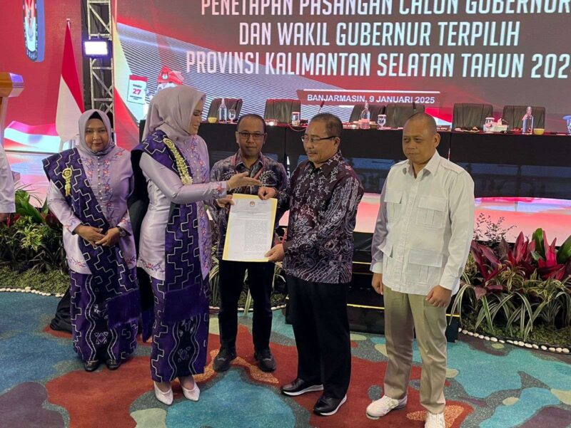 Ketua KPU Kalsel, Andi Tenri Sompa menyerahkan surat Penetapan Gubernur dan Wakil Gubernur Kalsel terpilih kepada tim Muhidin-Hasnur,(foto:istimewa/bomindonesia)