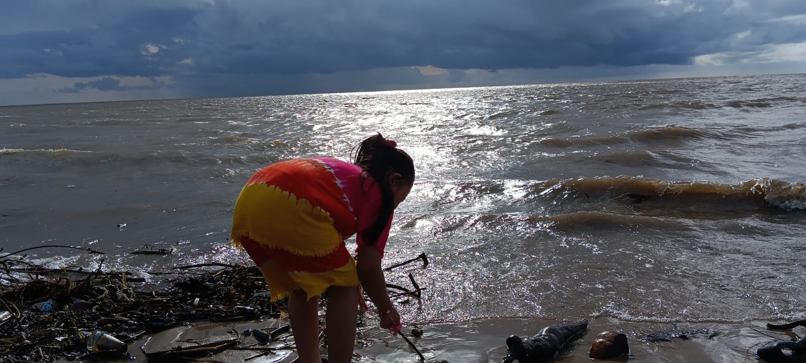 Mengais Ombak di Pantai Batakan Taman Wisata Alam, dengan Kondisi Air Meninggi di Kabupaten Ttanah Laut, Provinsi Kalimantan Selatan.
