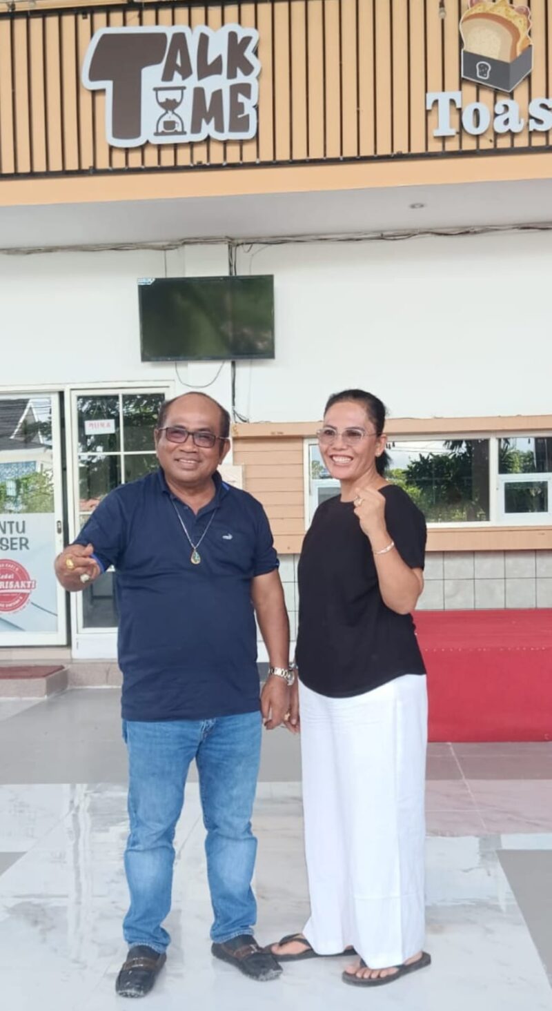 Pemilik Kedai 99 Trisakti Banjarmasin Saut Nathan Samosir dan Istri (foto:bomindonesia)