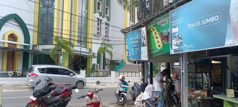 Jajanan UMKM di Kawasan Jalan Cempaka Besar (Depan Masjid Al Jihad) Banjarmasin (foto:bomindonesia)