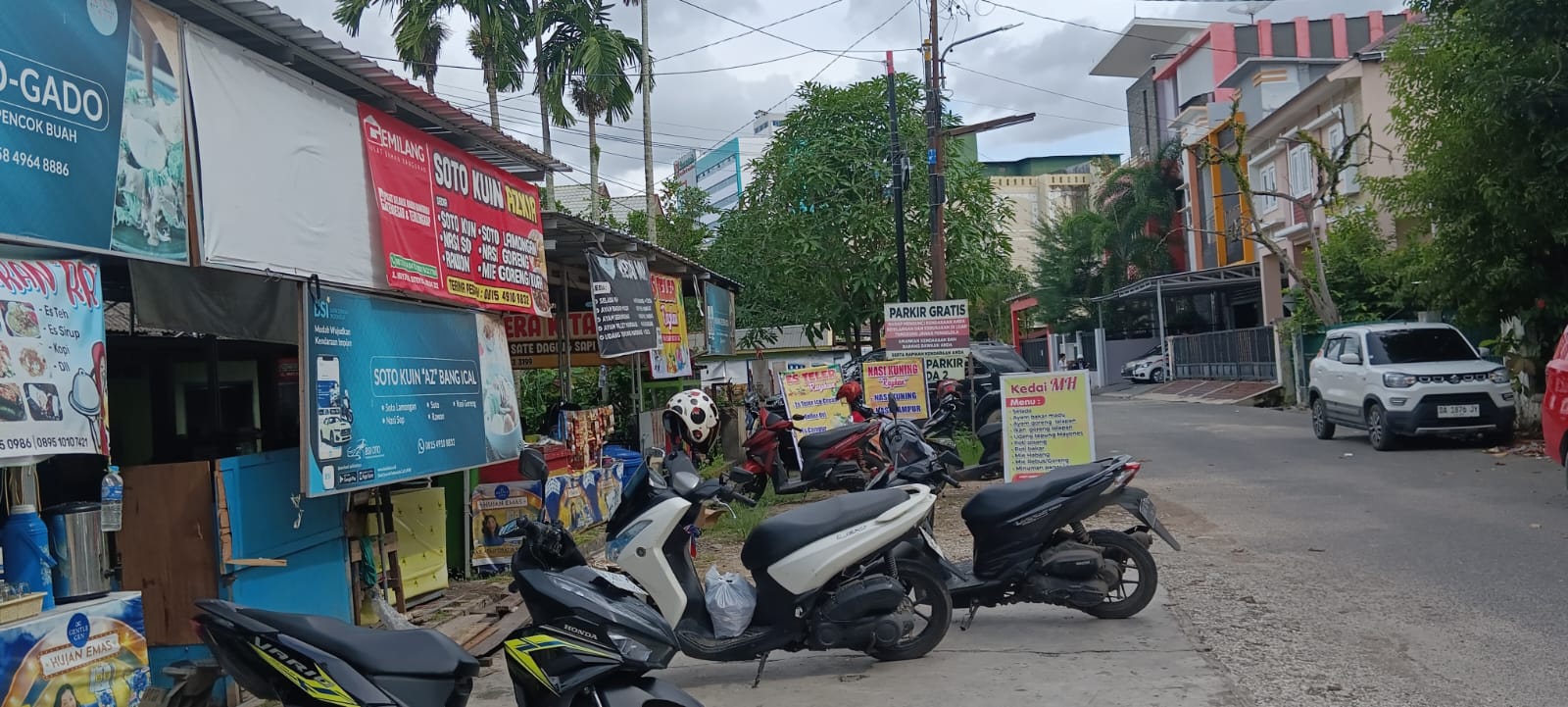 Pusat Jajanan Harga Standar di Jalan Kaca Piring I