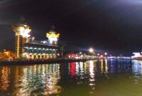Pada Malam Pergantian Tahun, Cukup Ramai Menara Pandang di sepanjang Sungai Martapura, Kota Banjarmasin Warga Berkumpul (foto:istimewa/bomindonesia)
