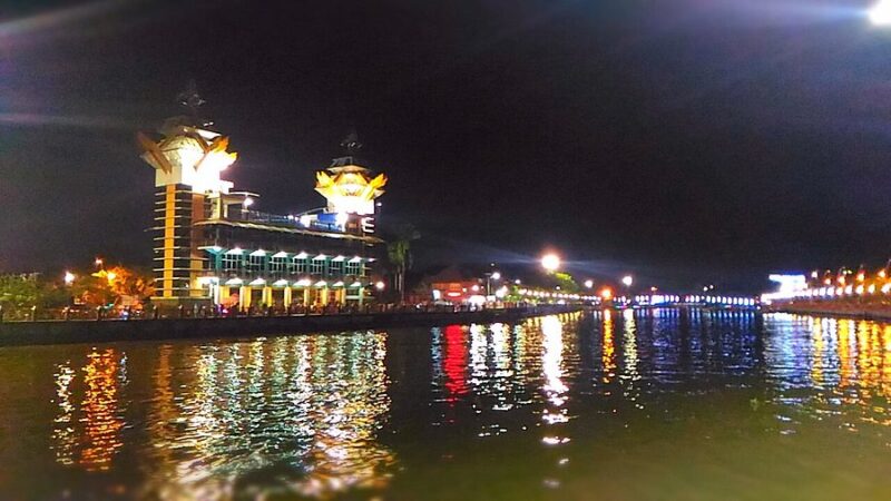 Pada Malam Pergantian Tahun, Cukup Ramai Menara Pandang di sepanjang Sungai Martapura, Kota Banjarmasin Warga Berkumpul (foto:istimewa/bomindonesia)