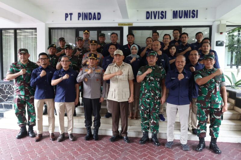 Menteri Pertahanan RI Sjafrie Sjamsoeddin dalam kunjungan kerja ke SMA Taruna Nusantara Terintegrasi, Kampus Malang, dan fasilitas produksi PT Pindad di Turen, Malang, Jawa Timur (foto:istimewa/bomindonesia)