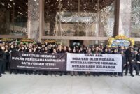 Menteri Dikti Saintek, Satryo Soemantri Brodjonegoro, didemo oleh pegawainya sendiri di depan kantor Kementerian Pendidikan Tinggi, Sains, dan Teknologi (Kemendikti Saintek) di Jalan Pintu Senayan, Jakarta Selatan, Senin (20/1/2025) pagi. (Foto: istimewa/Bomindonesia