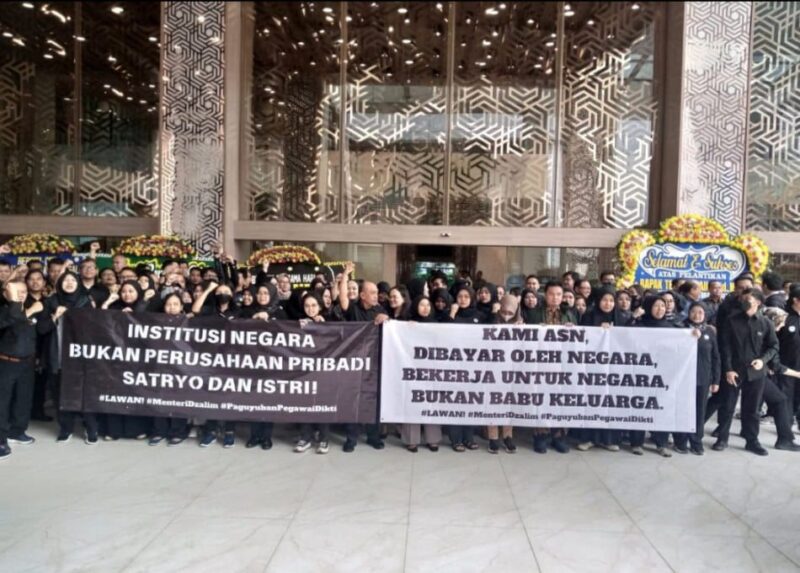 Menteri Dikti Saintek, Satryo Soemantri Brodjonegoro, didemo oleh pegawainya sendiri di depan kantor Kementerian Pendidikan Tinggi, Sains, dan Teknologi (Kemendikti Saintek) di Jalan Pintu Senayan, Jakarta Selatan, Senin (20/1/2025) pagi. (Foto: istimewa/Bomindonesia