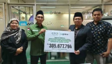 Penyerahan penghimpunan zakat melalui Super App NU Online pada triwulan ke-4, kepada NU Care-LAZISNU. Serah terima dilakukan di Kantor Redaksi NU Online (foto:nu.or.id/istimewa)

