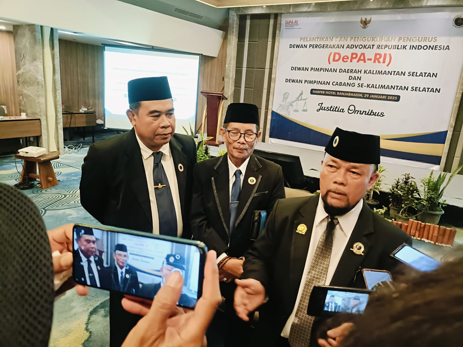 Ketua DPD DePA-RI Kalsel Dr Nizar Tanjung SH MH didampingi Wakil Ketua Bidang PKPA dan UPA, Abdul Hakim, SH, MH, M.I.Kom, M.Ap, dan Wakil Ketua Bidang  advokasi dan pembelaan anggota,Rahmat Fadillah, S.H memberikan keterangan pers usai pelantikan ( Foto Mercy)