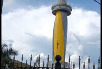 
Tugu Nol Kilometer di Kota Banjarmasin terletak di Jalan Sudirman Banjarmasin dengan Ketinggian 99 Meter 5 lantai dibangun era Gubernur Kalimantan Selatan (Kalsel) H Sahbirin Noor (Paman Birin). Pembangunan menelan biaya Rp124 Miliar melalui APBD Kalsel. Lantai di Tugu Nol Kilometer diperuntukkan bagi UMKM. (foto:afdi/bomindonesia/18 Januari 2025)
