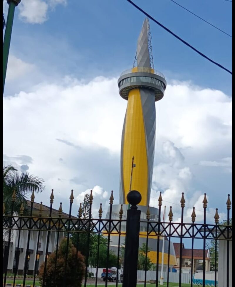
Tugu Nol Kilometer di Kota Banjarmasin terletak di Jalan Sudirman Banjarmasin dengan Ketinggian 99 Meter 5 lantai dibangun era Gubernur Kalimantan Selatan (Kalsel) H Sahbirin Noor (Paman Birin). Pembangunan menelan biaya Rp124 Miliar melalui APBD Kalsel. Lantai di Tugu Nol Kilometer diperuntukkan bagi UMKM. (foto:afdi/bomindonesia/18 Januari 2025)
