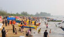 Pantai Batakan Relatif Banyak Dikunjungi Wisatawan di Kalsel (foto:istimewa/bomindonesia)