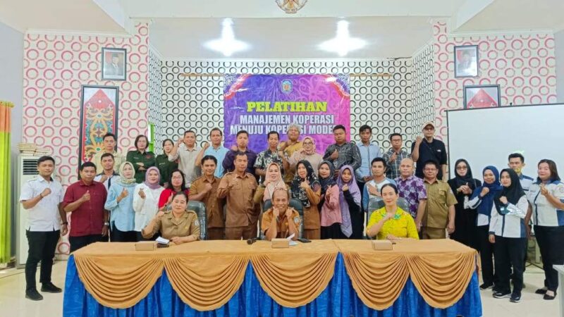 Diskop UKM Perindag menyelenggarakan pelatihan manajemen koperasi di aula Kantor Kementerian Agama Murung Raya (foto:maya/diskominfo)