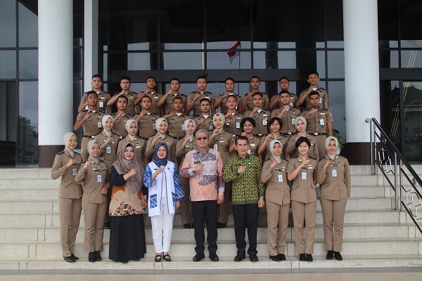 Praja IPDN Bersama Pj Gubernur Kalbar Harisson (foto:mckalbar/istimewa)