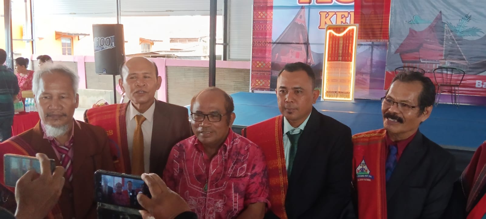 Saut Nathan Samosir (Menantu dari Marga Sinaga) Didampingi Panitia Pesta Bona Taon 2025 Robinson Sinaga  dan Wakil Ketua Harian PPTSB Kota Banjarmasin Donat Sinaga