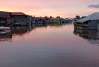 Kondisi Sungai Kuin di Kuin Utara, Banjarmasin Utara Tepat di Bawah Jembatan Putih Tampak Tenang, pada Rabu (15/1/2025) jelang Senja. (foto:afdi/bomindonesia)