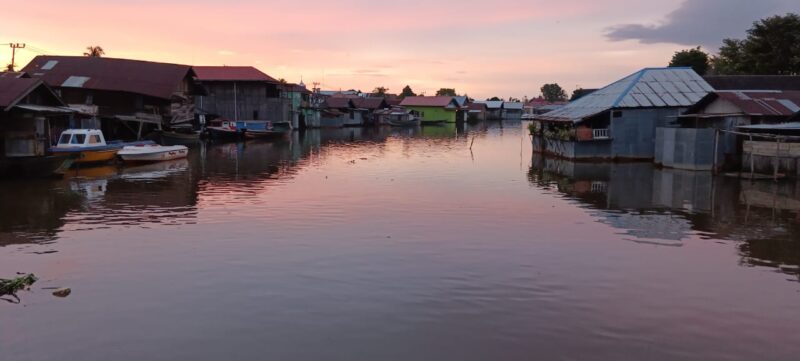 Kondisi Sungai Kuin di Kuin Utara, Banjarmasin Utara Tepat di Bawah Jembatan Putih Tampak Tenang, pada Rabu (15/1/2025) jelang Senja. (foto:afdi/bomindonesia)