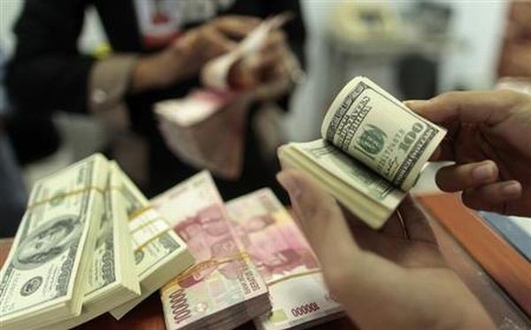 Menghitung Uang Dollar dan Rupiah (foto:istimewa/bomindonesia)