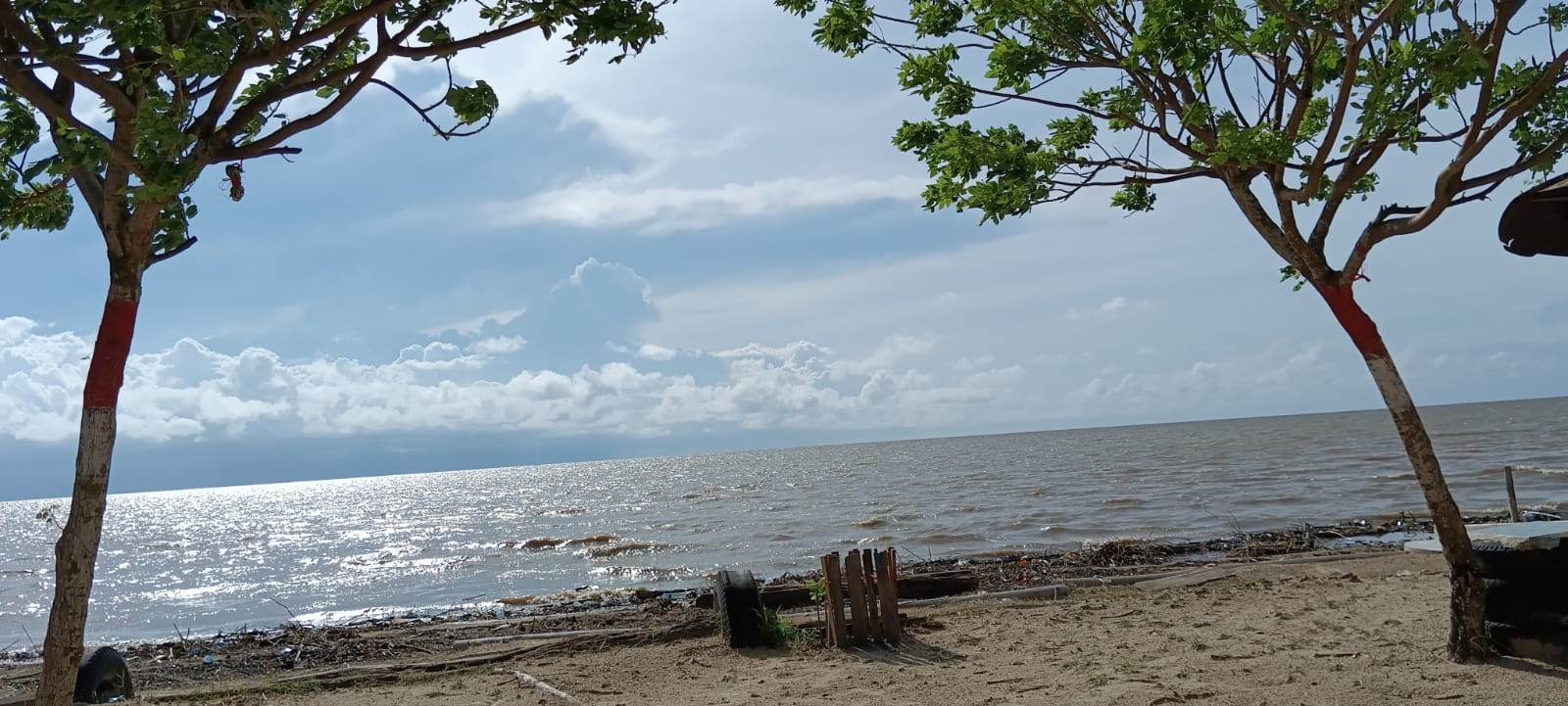 Air Naik dan Gelombang Tinggi di Objek Taman Wisata Alam Pantai Batakan, Kabupaten Tanah Laut, Provinsi Kalimantan Selatan pada Sore 27 Januari 2025 