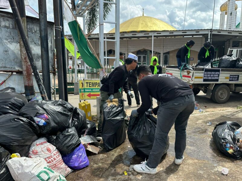 Mapala Uniska angkuti sampah Haul Abah Guru Sekumpul (foto:istimewa/bomindonesia)