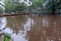 Air Naik di Sungai Yang Membelah Jalan Zafri Zamzam dan Komplek DPR, Banjarmasin Barat, Kota Banjaarmasin (foto:bomindonesia/Februari 2025)
