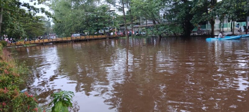 Air Naik di Sungai Yang Membelah Jalan Zafri Zamzam dan Komplek DPR, Banjarmasin Barat, Kota Banjaarmasin (foto:bomindonesia/Februari 2025)
