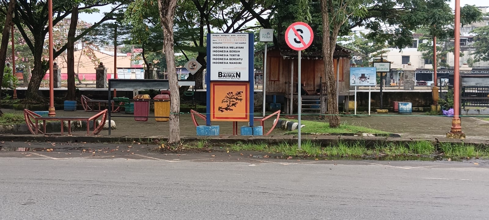 Taman Patung Bakantan, Banjarmasin Baiman tepat di tepian Sungai Martapura, Kota Banjarmasin, Provinnsi Kalimanttan Selatan. Yuk Ajak Keluarga dan Teman Berwisata di Taman Patung Bakantan