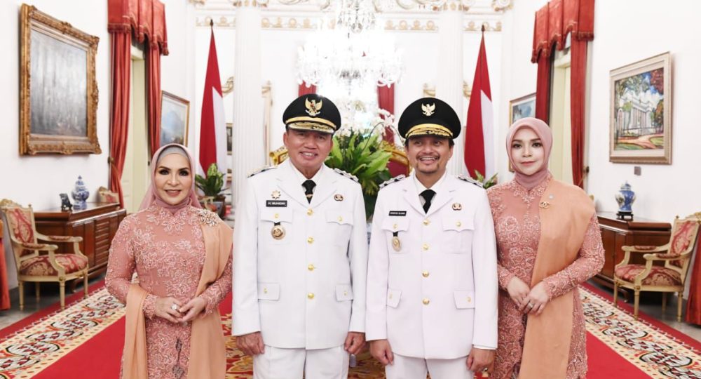 Gubernur H. Muhidin yang didampingi istri Hj. Fathul Jannah dan Wakil Gubernur Hasnuryadi yang didampingi istri drg Hj. Ellyana Trisya menyempatkan untuk mengabadikan momen foto bersama.