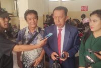 Kuasa hukum korban, H Abdullah M Saleh SH  saat diwawancarai  wartawan mendampingi korban (kanan) (foto:bomindonesia)
