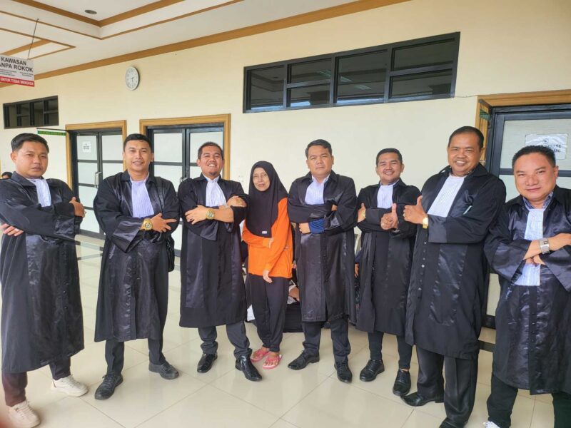 Pengacara Terdakwa saat di Pengadilan Tipikor Banjarmasin (Foto Istimewa/Bomindonesia)