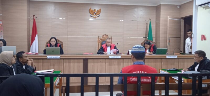 Riyan Noor, terdakwa kasus narkotika, mendengarkan tuntutan yang dibacakan JPU Ariyanti SH dalam sidang lanjutan di PN Banjarmasin, Rabu (5/2/2025) (Foto Istimewa/Bomindonesia)