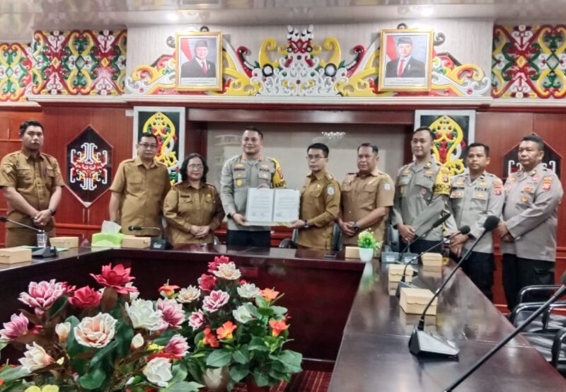 Pj Bupati Hermon Teken Perjanjian Hibah untuk Pengamanan Pilkada 2024 (foto:diskominfo)