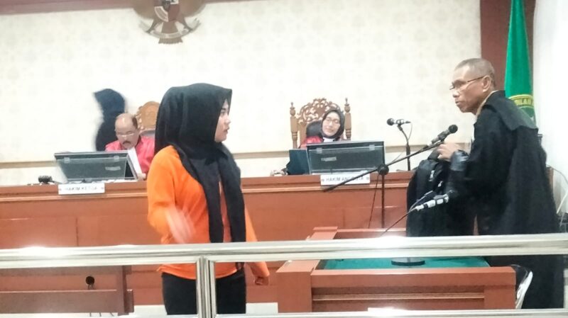 Terdakwa Renita saat menjalankan persidangan (Foto Istimewa/Bomindonesia)
