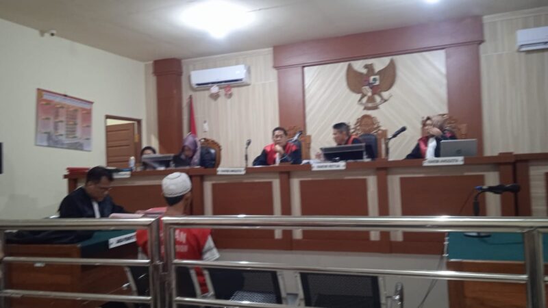 Muhammad Ansyari saat mendengarkan tuntutan JPU Syaiful Anwar pada sidang di PN Banjarmasin (Foto Istimewa/Bomindonesia).
