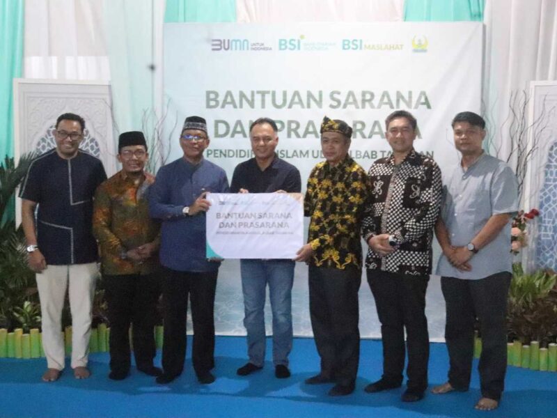 Penyerahan bantuan sarana dan prasarana pendidikan oleh BSI (Foto Istimewa/Bomindonesia)