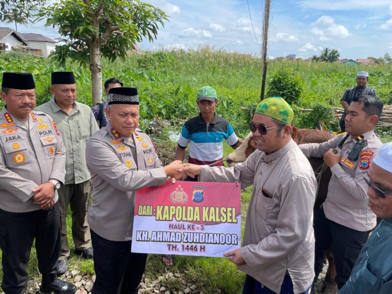 Kapolda Kalsel, Irjen Pol Rosyanto Yudha Hermawan Menyerahkan Bantuan Sapi Jantan (foto:bomindonesia)