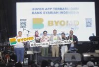 VP Marketing Communication Group, PT Bank Syariah Indonesia Tbk,  HM Iqbal Taqiudin (Paling Kiri),
Regional CEO BSI Region IX Kalimantan, PT Bank Syariah Indonesia Tbk,  Ricky Ricardo Mulyadi (Empat dari Kiri),Area Manager BSI Kalimantan Selatan & Kalimantan Tengah, Mubasyir (Paling Kanan)!berfoto bersama pemenang hadiah smartphone di acara BYONDFEST Banjarmasin (Foto Istimewa )
