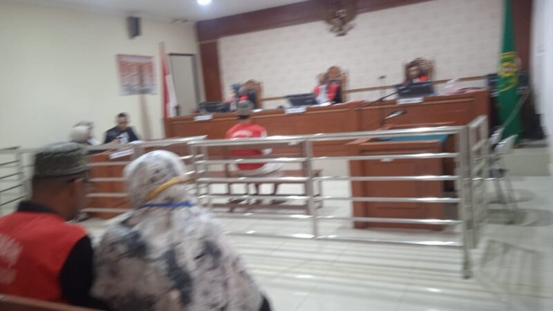 Terdakwa Taufikurahman alias Upik tampak tertunduk lesu saat mendengarkan tuntutan hukuman mati dari Jaksa Penuntut Umum (JPU) di Pengadilan Negeri Banjarmasin, Rabu (26/2/2025) (Foto Istimewa)