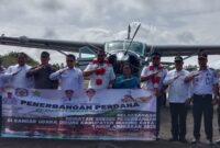Kedatangan pilot dan copilot pesawat disambut langsung Sekda Mura, Hermon bersama Kadis Perhubungan, Ferdinand Wijaya (Foto: Istimewa/Diskominfo) 