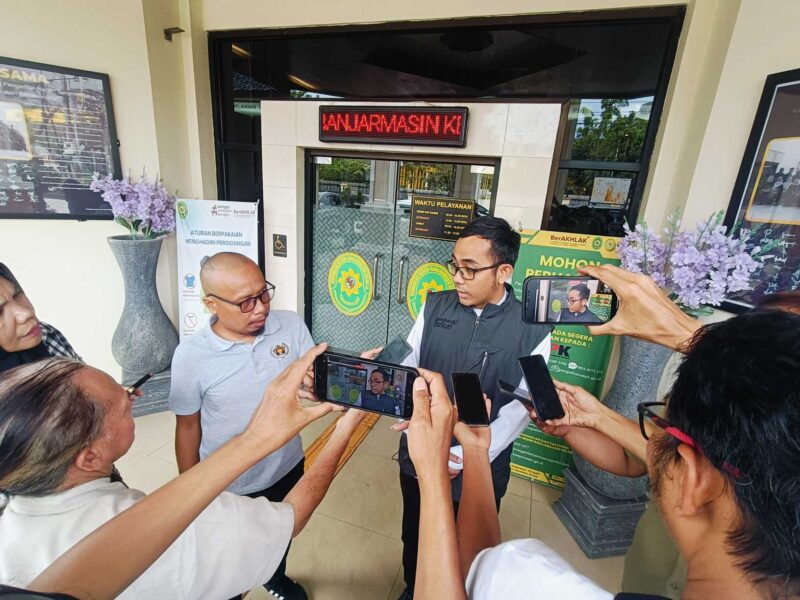 Jaksa KPK Airlangga Kartanegara, SH, memberikan keterangan pers usai melimpahkan berkas ke Pengadilan Negeri Banjarmasin (Foto : Mercy) 
 