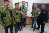 Ketua GEPAK Kalsel, Anang Misran,  menyerahkan SK  kepengurusan baru kepada Ketua GEPAK Kabupaten Tabalong, Remon Bhima Persadha (Foto Mercy)
