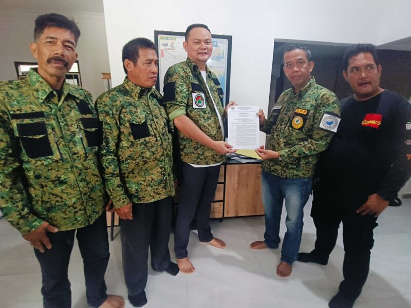 Ketua GEPAK Kalsel, Anang Misran,  menyerahkan SK  kepengurusan baru kepada Ketua GEPAK Kabupaten Tabalong, Remon Bhima Persadha (Foto Mercy)
