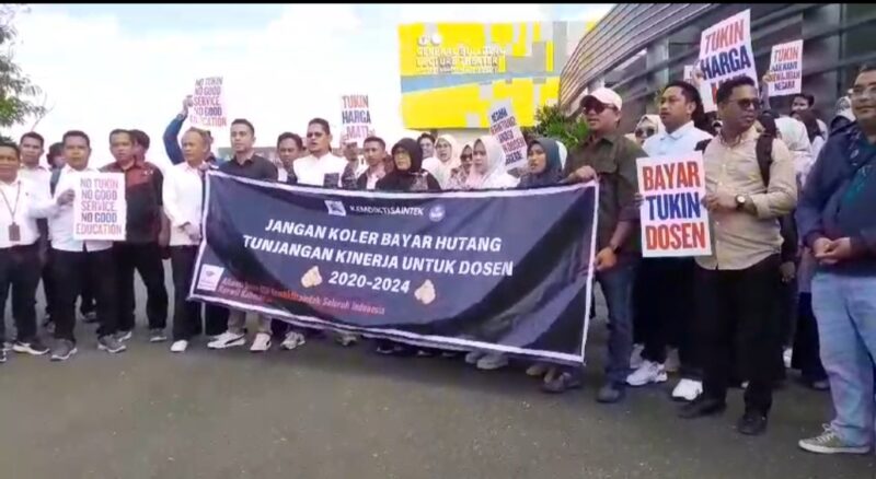 Aksi puluhan dosen Saintek ULM depan 
General Building Kampus ULM Banjarmasin (Foto Istimewa/Bomindonesia)
