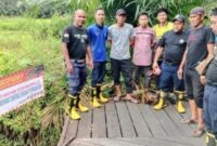 Untuk mengingatkan warga agar selalu waspada, Damkar HSU memasang imbauan di Desa Tigarun, Kecamatan Amuntai Selatan, HSU, Kalsel, pasca kemunculan buaya di sekitar areal persawahan (Foto Istimewa/Bomindonesia)
